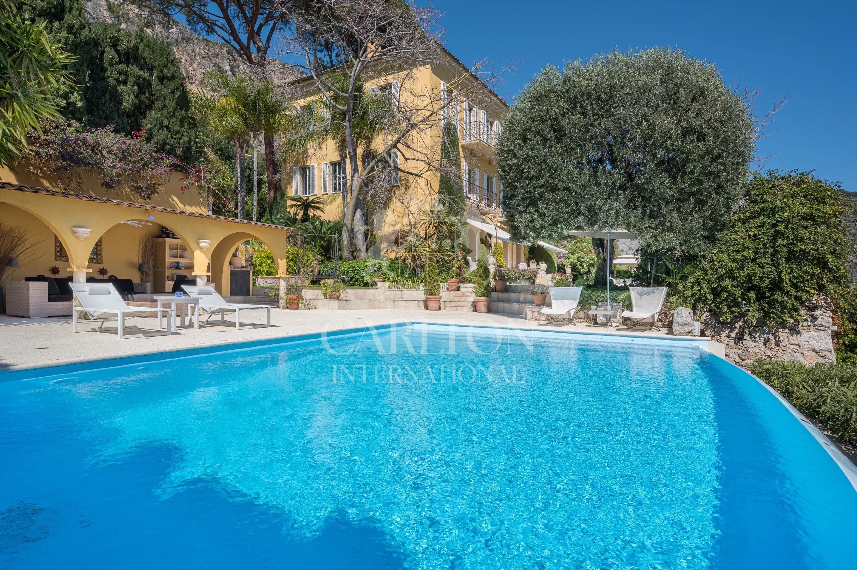 Villa d’exception à pied des plages, offrant une vue mer panoramique et deux maisons d’invités