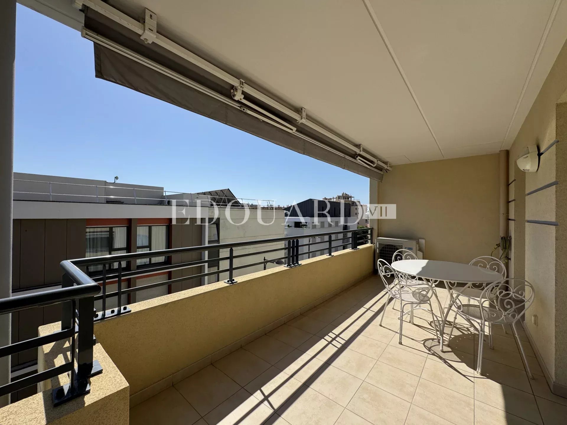 Trois pièces meublé avec terrasse et garage, proche de tous les commerces, des plages et de la gare