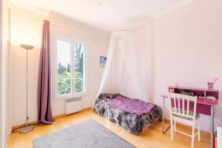 À pied du village de Valbonne – Villa plein sud, piscine, studio indépendant
