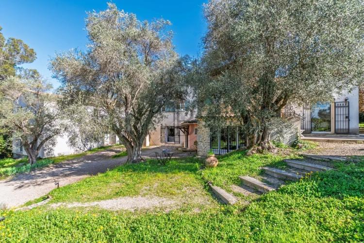 MOUGINS – PEYROUES – BELLE PROPRIÉTÉ À FORT POTENTIEL