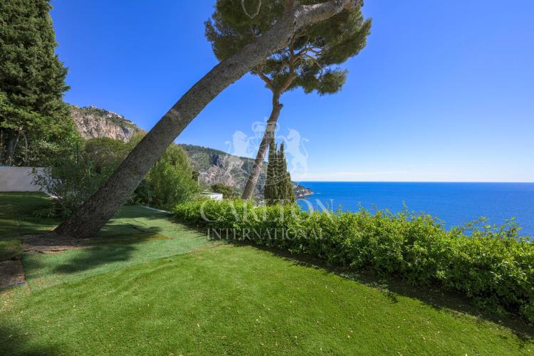 Villa contemporaine avec vue mer panoramique et grand terrain à Èze Bord de Mer