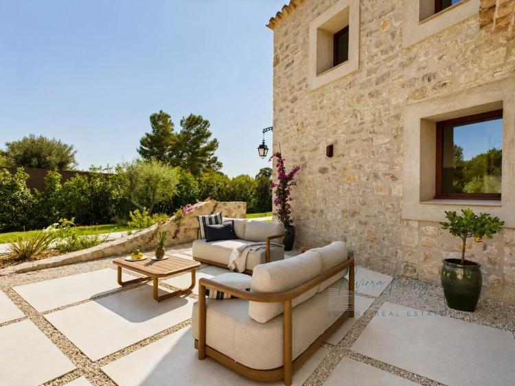 VILLA DE CHARME AVEC VUE DANS LE SECTEUR RÉSIDENTIEL DE CASTELLARAS