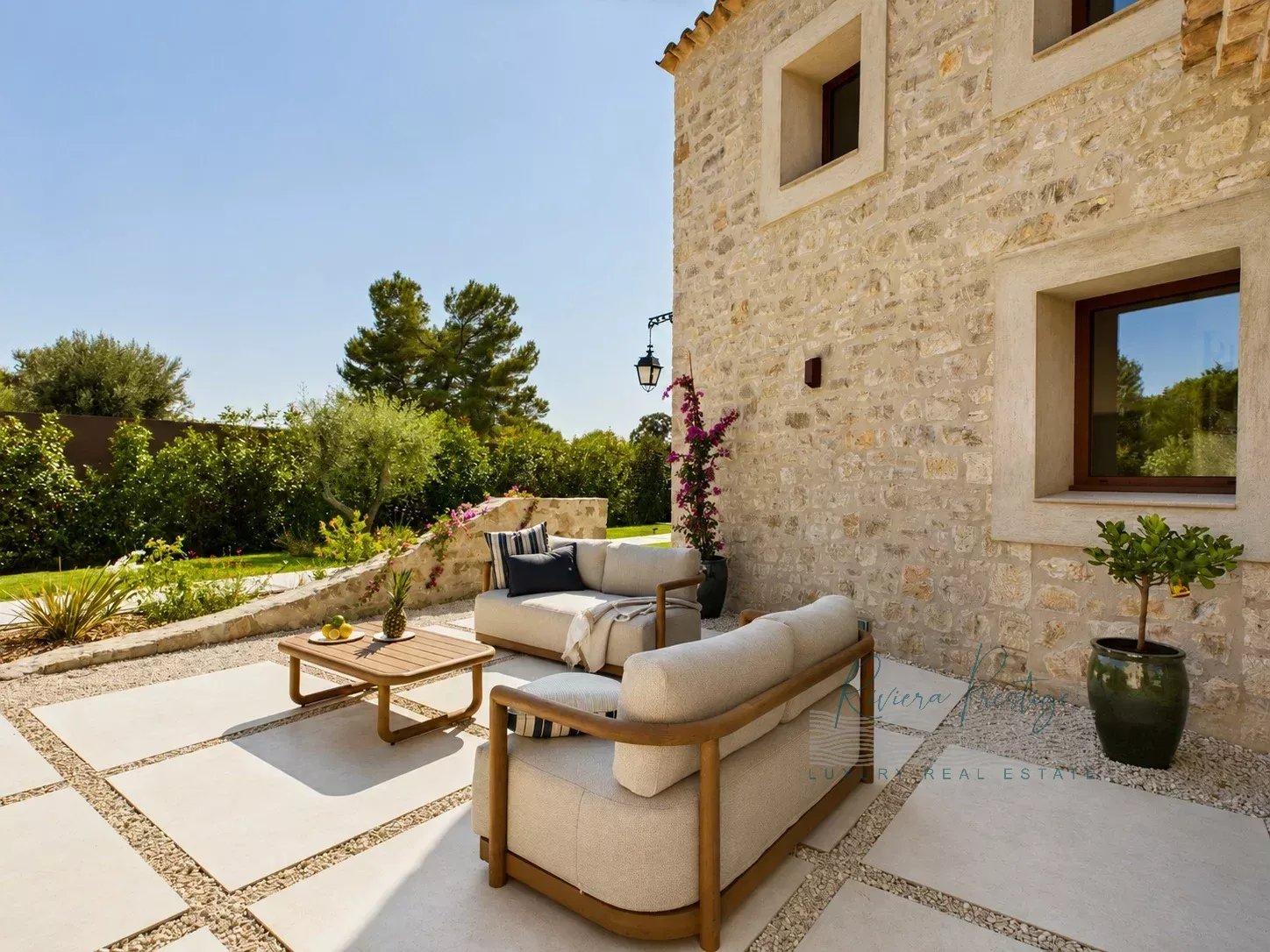VILLA DE CHARME AVEC VUE DANS LE SECTEUR RÉSIDENTIEL DE CASTELLARAS