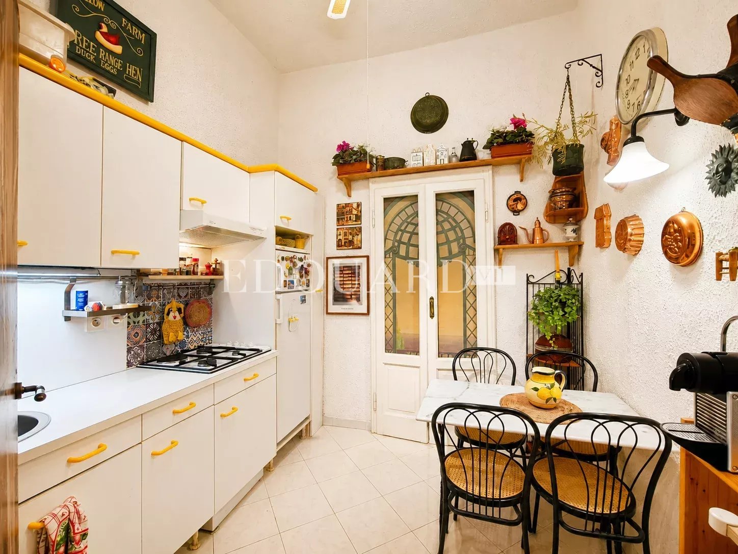 Trois pièces en bon état au premier étage d’un immeuble ancien à quelques pas des fameuses Sablettes