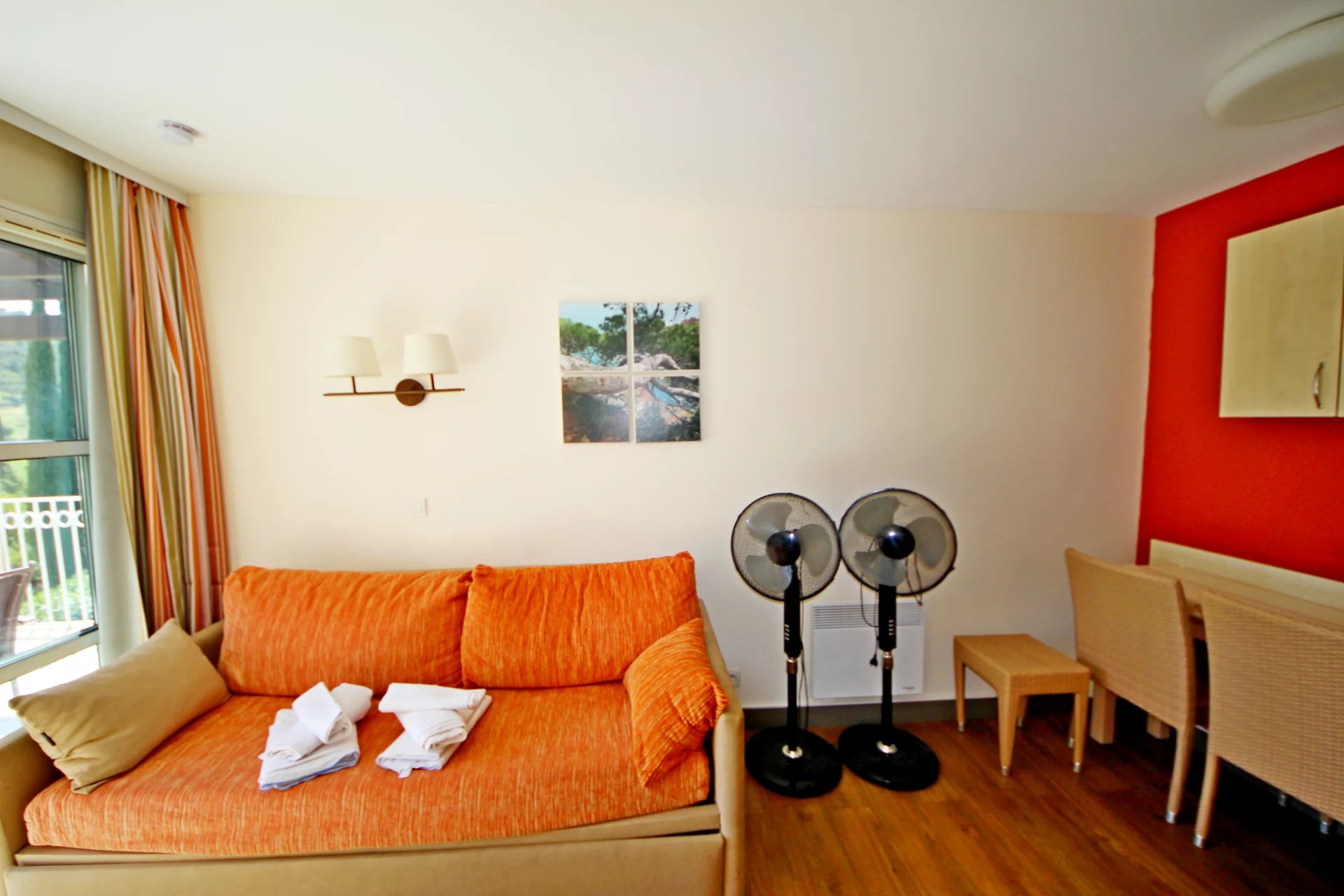 AGAY CAP ESTEREL ALLEE DES FLEURS 2 PIECES DERNIER ETAGE. LARGE TERRASSE.PARKING