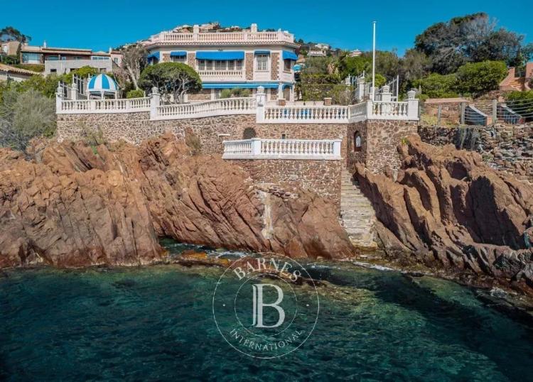 SAINT-RAPHAËL - VILLA "BELLE-EPOQUE" PIEDS DANS L'EAU
