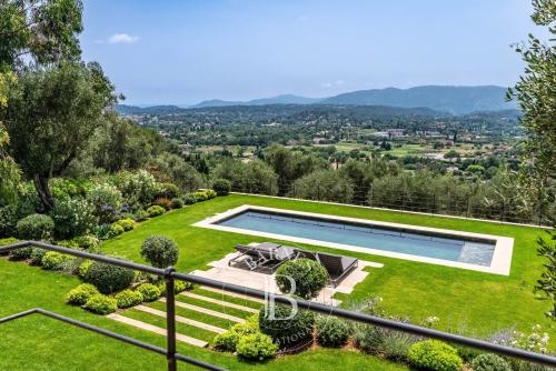 PROCHE MOUGINS – PROPRIÉTÉ D’EXCEPTION – VUE MER