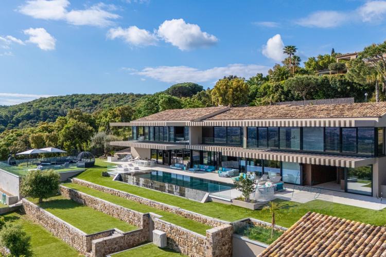 Villa contemporaine avec vue panoramique sur le Golfe de Saint-Tropez – Gassin