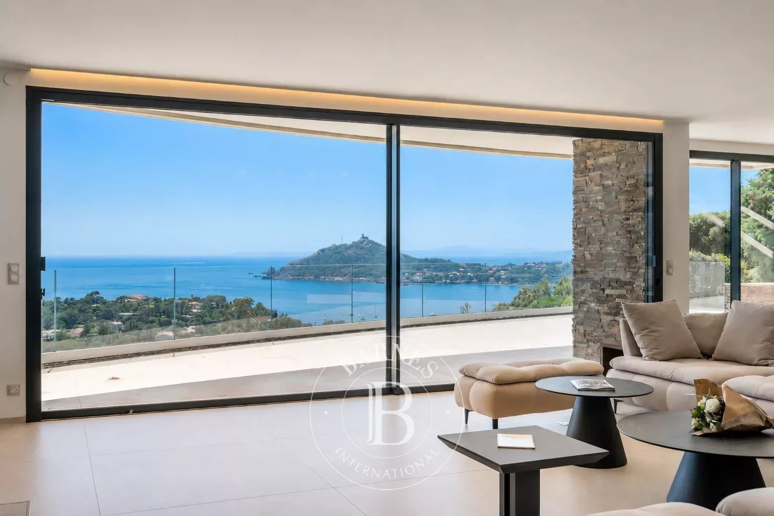 SAINT-RAPHAËL - EXCEPTIONNELLE VILLA CONTEMPORAINE - VUE MER PANORAMIQUE