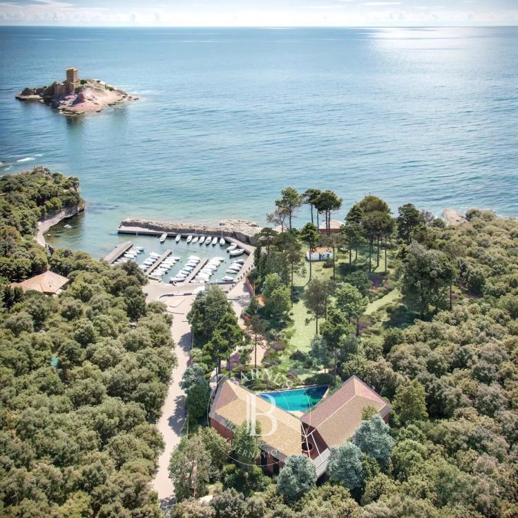 SAINT-RAPHAËL - TERRAIN PIED DANS L'EAU CONSTRUCTIBLE