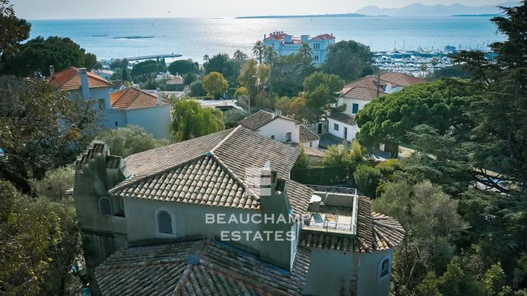 Villa avec piscine et vue mer à pied des plages et des commerces - cap d'Antibes