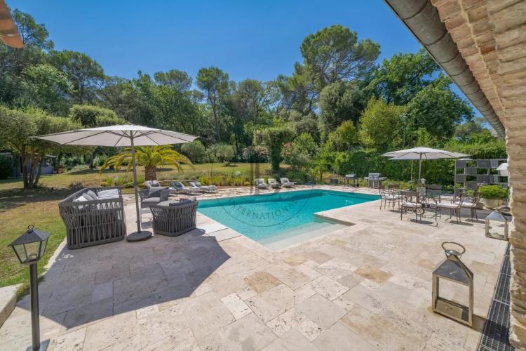 MOUGINS - VILLA DE CHARME - PROCHE DE L'ETANG
