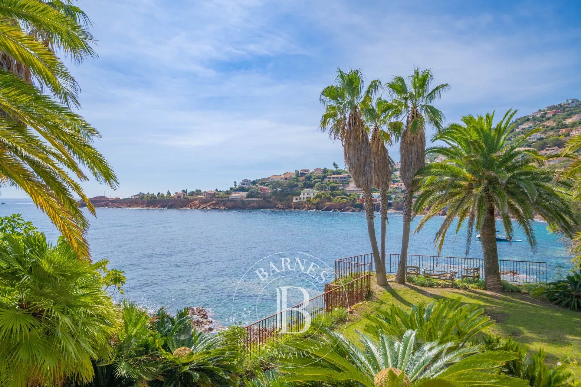 SAINT-RAPHAËL - ÉLÉGANTE VILLA PIED DANS L'EAU