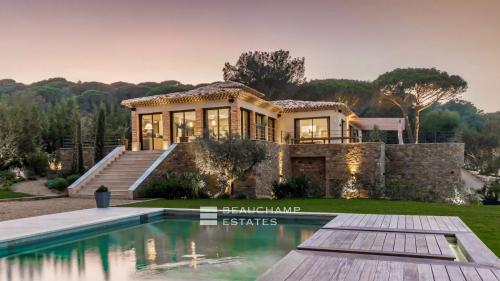 Propriété de luxe avec vue sur mer et à quelques minutes du centre ville de Saint-Tropez et des plages de Pampelonne