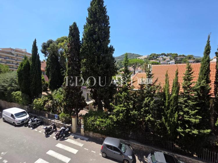 Deux pièces à rénover, avec grande terrasse et agréable vue dégagée, en plein centre de Carnolès