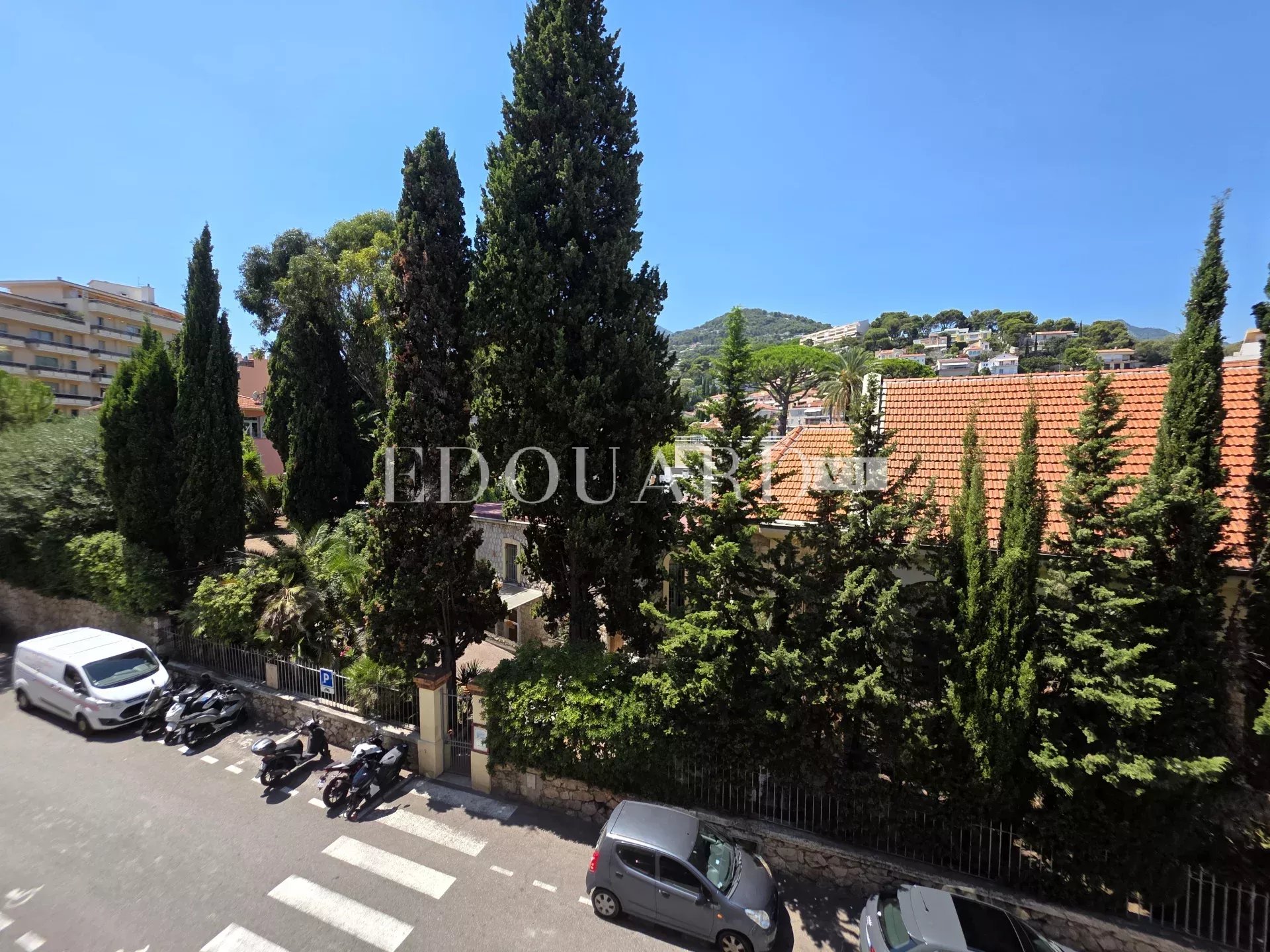 Deux pièces à rénover, avec grande terrasse et agréable vue dégagée, en plein centre de Carnolès