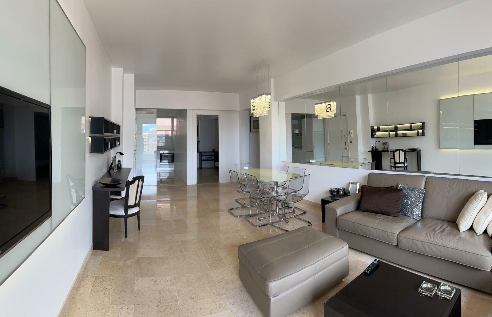 Appartement de quatre pièces en excellent état et élégamment meublé, avec vue sur la mer