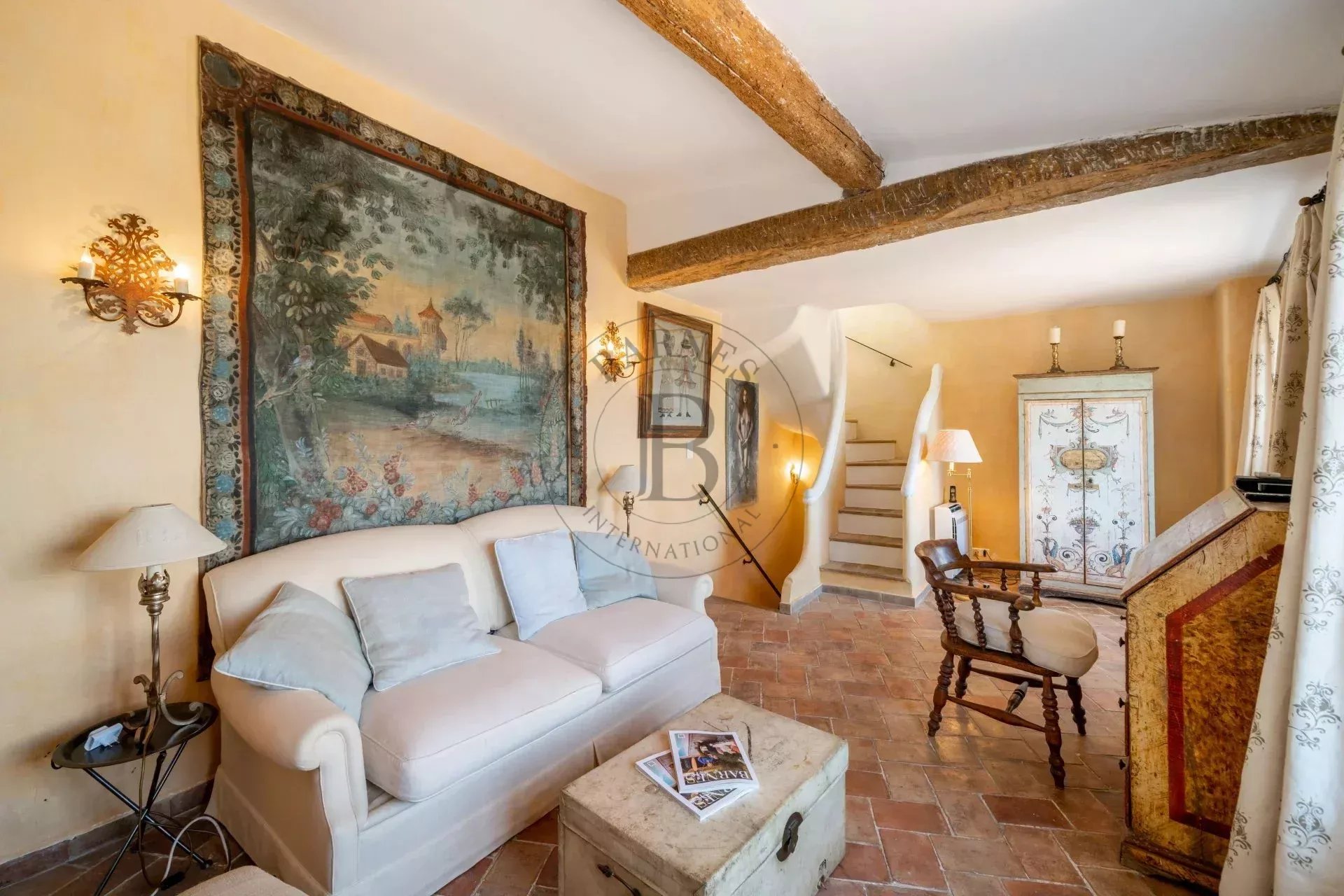 MOUGINS- MAISON DE VILLAGE- PROCHE DES COMMODITÉS