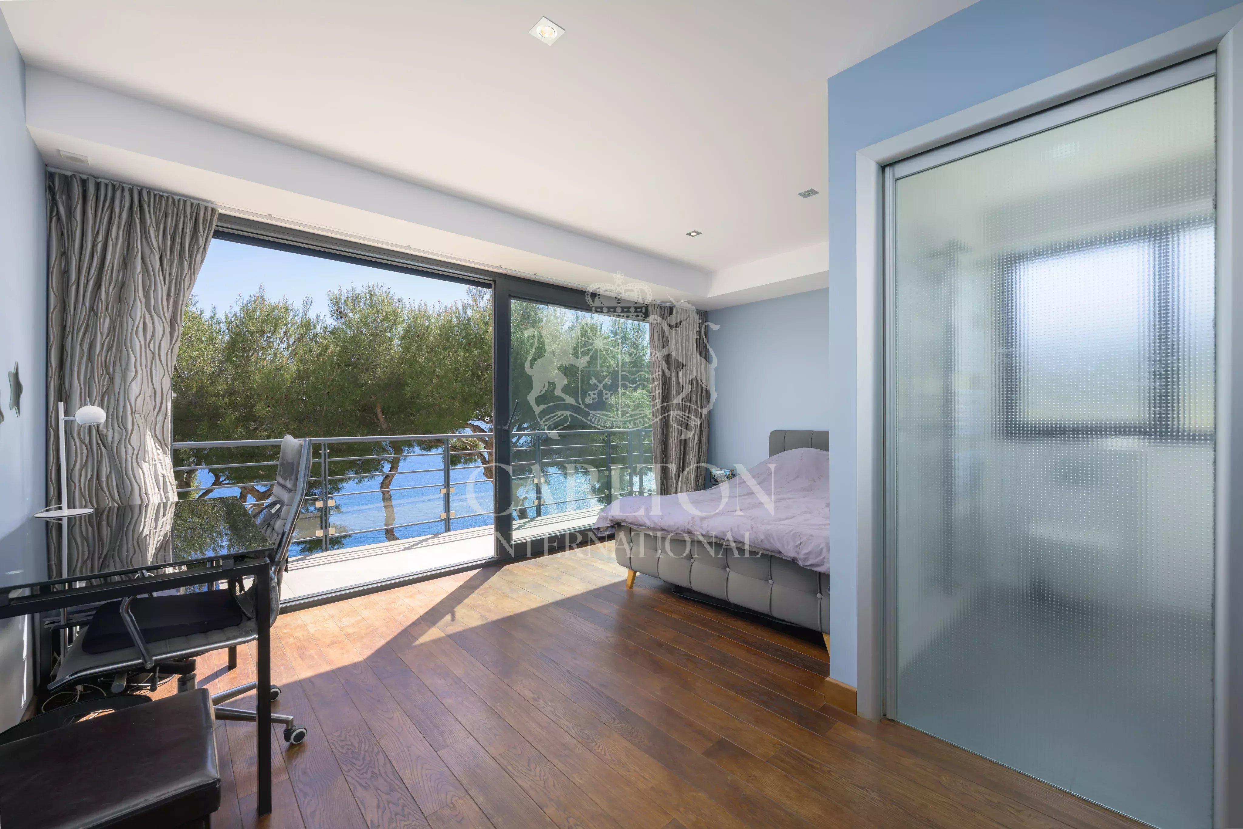 Villa contemporaine avec vue mer panoramique et grand terrain à Èze Bord de Mer