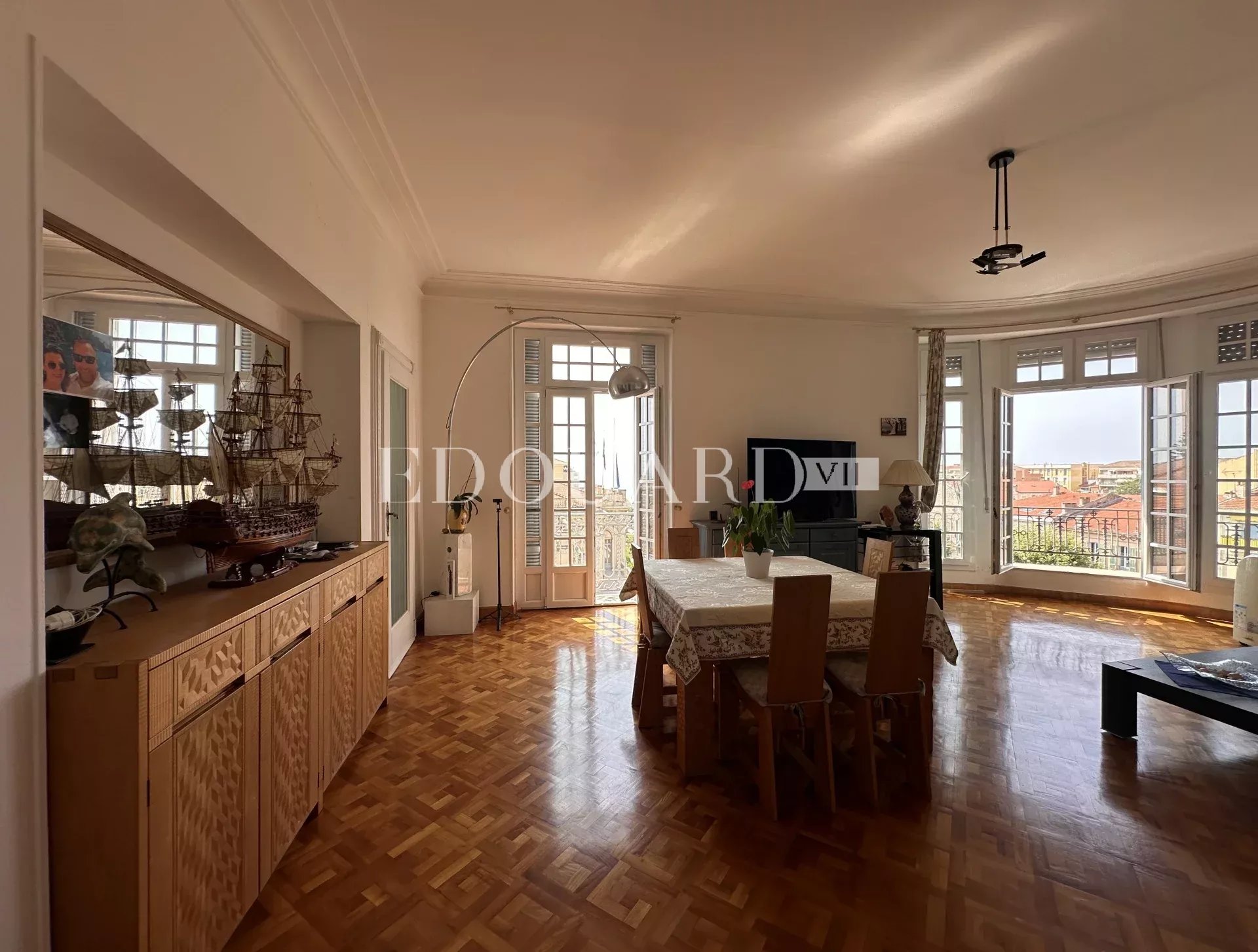 Vaste trois pièces à vendre avec belle vue sur la ville jusqu’à la mer, en plein centre de Menton