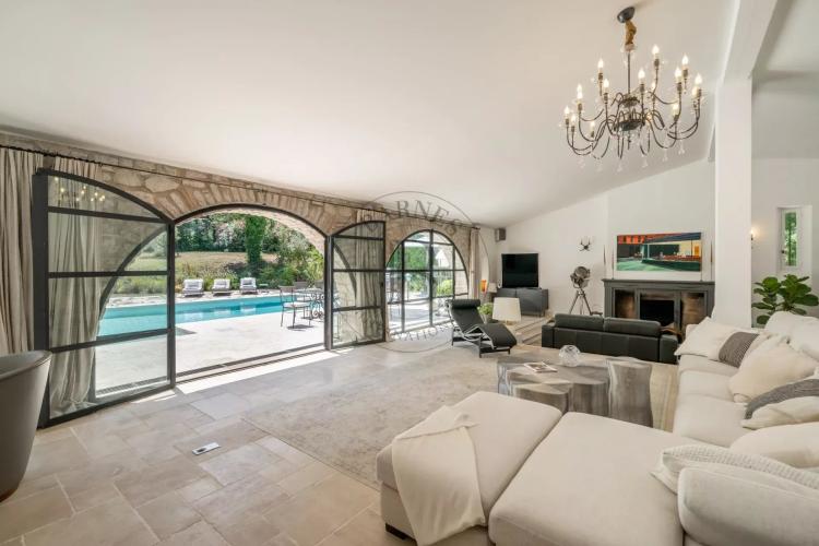 MOUGINS - VILLA DE CHARME - PROCHE DE L'ETANG