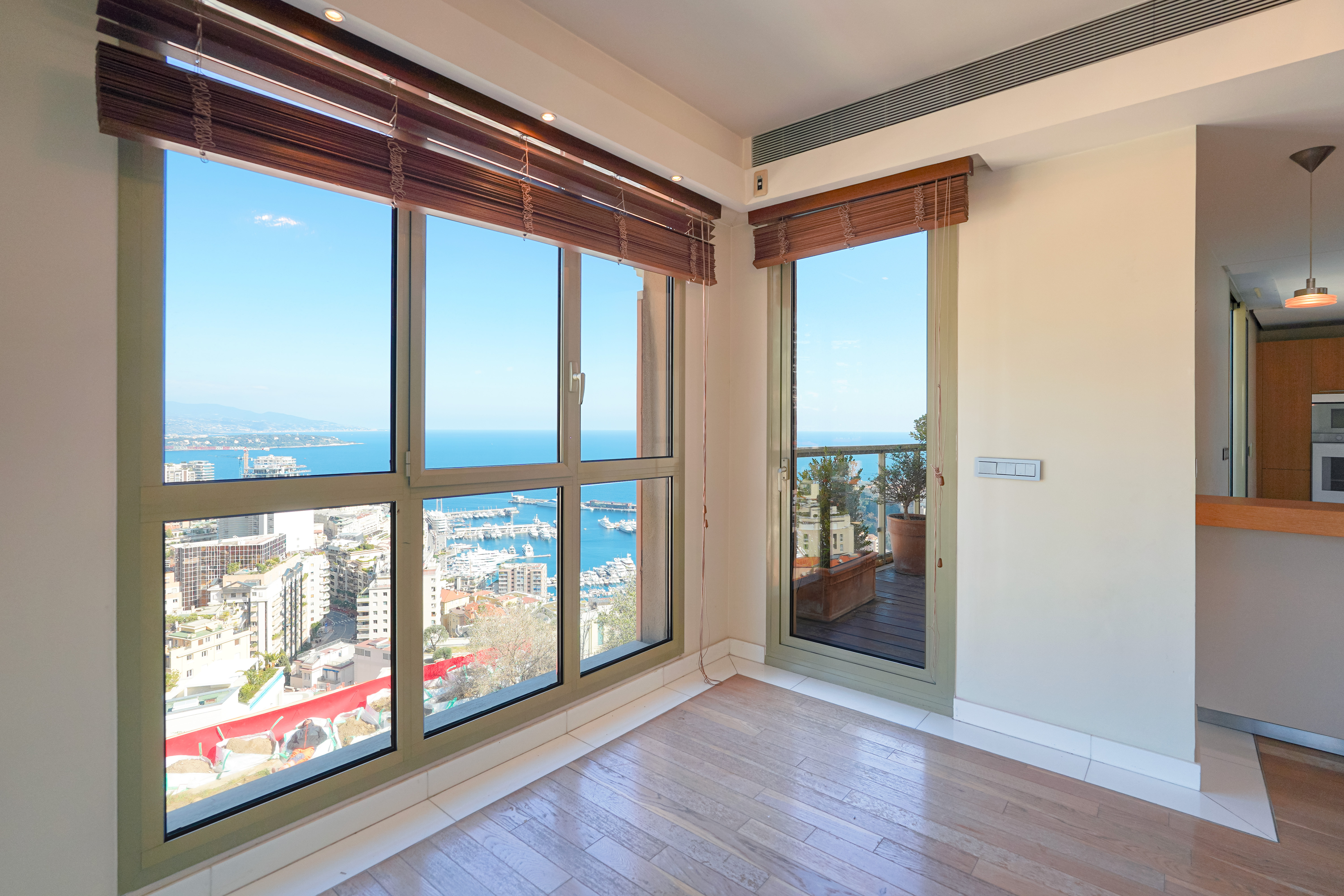 BIHB6_angle-terrasse-vue-mer-villa-les-pins-barnes-monaco-1773680595.jpg