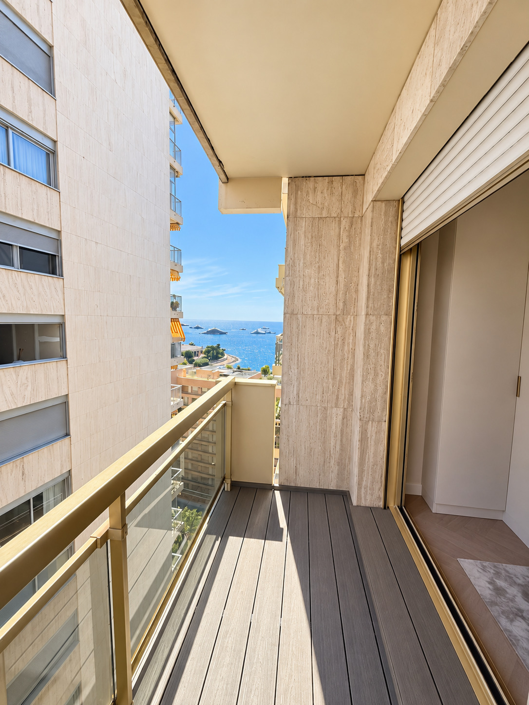 TRÈS BEAU STUDIO RÉNOVÉ MEUBLÉ AVEC APERÇU MER