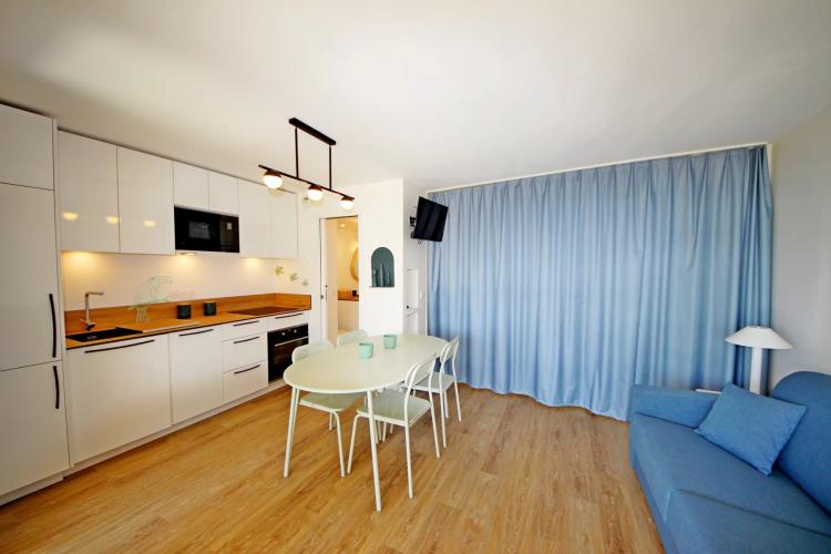 SOUS OFFRE AGAY CAP ESTEREL LE HAMEAU. DEUX PIECES REZ DE JARDIN VUE MER