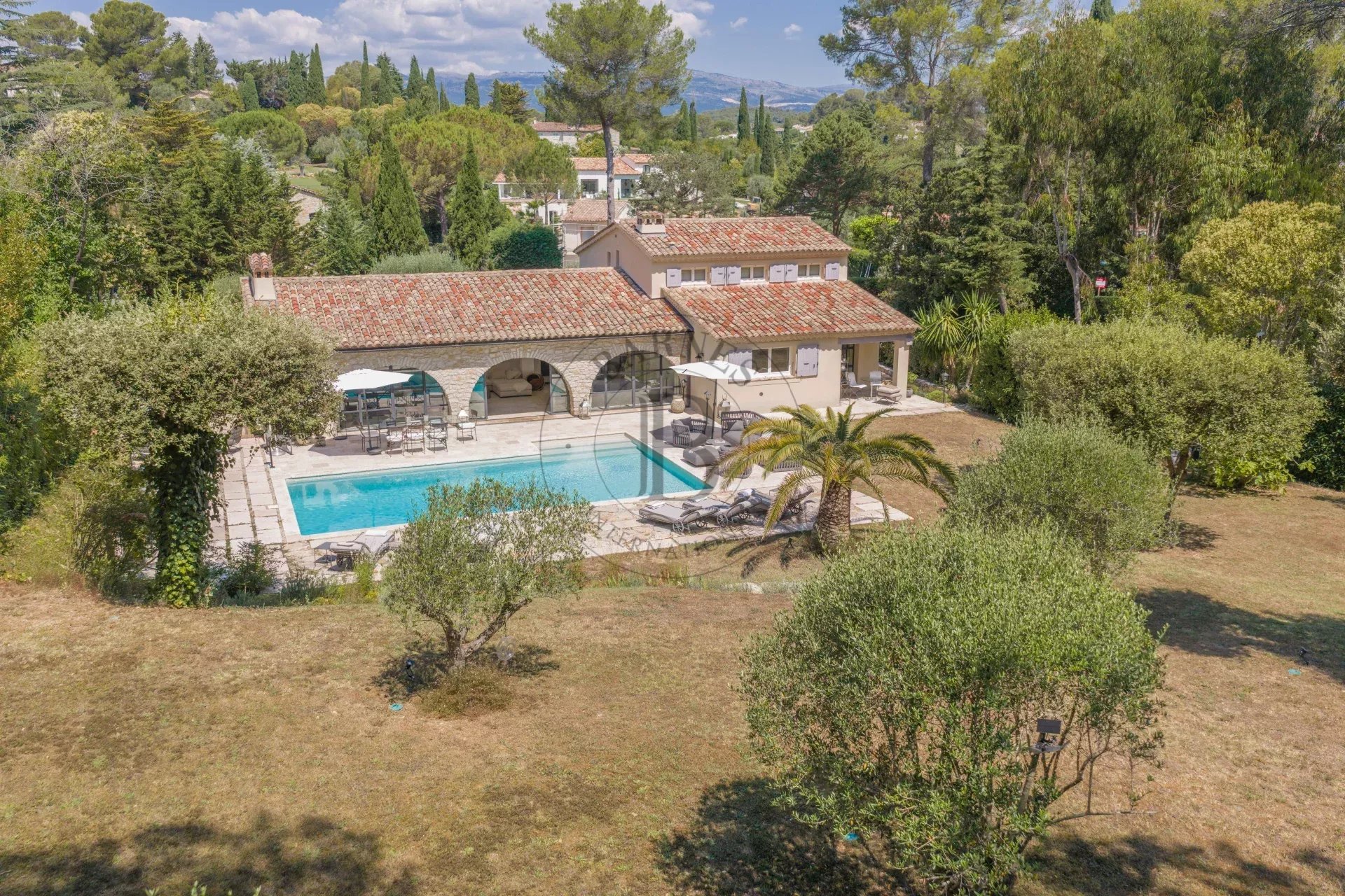 MOUGINS - VILLA DE CHARME - PROCHE DE L'ETANG