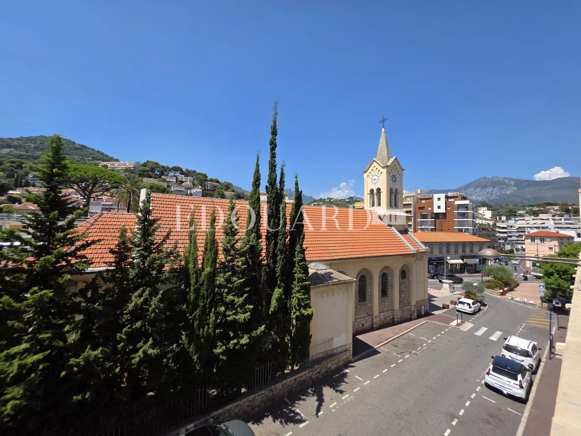 Deux pièces à rénover, avec grande terrasse et agréable vue dégagée, en plein centre de Carnolès