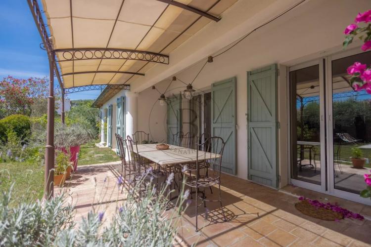 MOUGINS - VILLA AU CALME