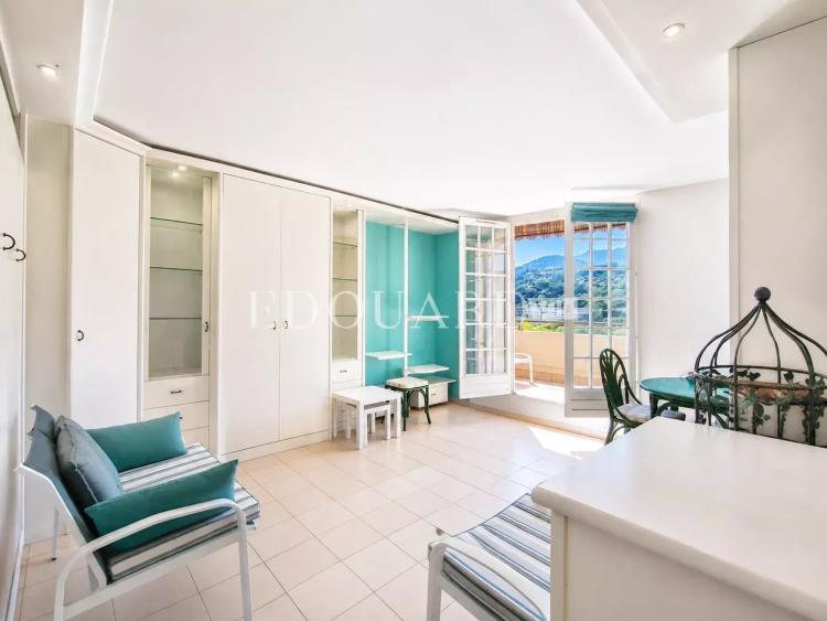 Dans le quartier du Riviera, à vendre grand studio en dernier étage avec terrasse, cave et garage