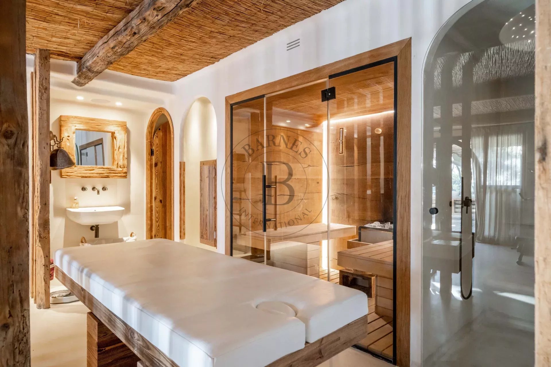 MOUGINS – PROPRIÉTÉ DE CHARME – ADRESSE RECHERCHÉE