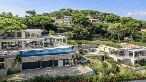Propriété exceptionnelle contemporaine au coeur d'un domaine privé