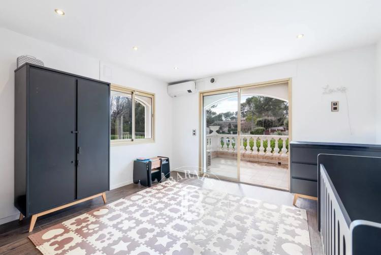 Roquefort-les-Pins - Elégante villa familiale rénovée à pied du centre ville