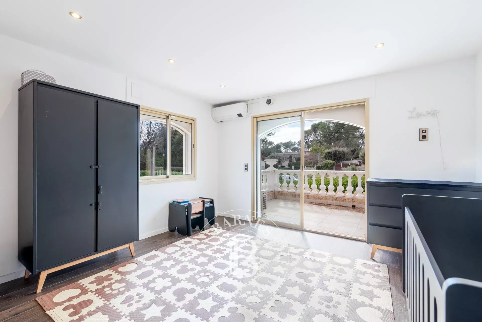 Roquefort-les-Pins - Elégante villa familiale rénovée à pied du centre ville
