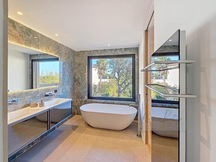 Villa contemporaine neuve avec piscine miroir - vue mer