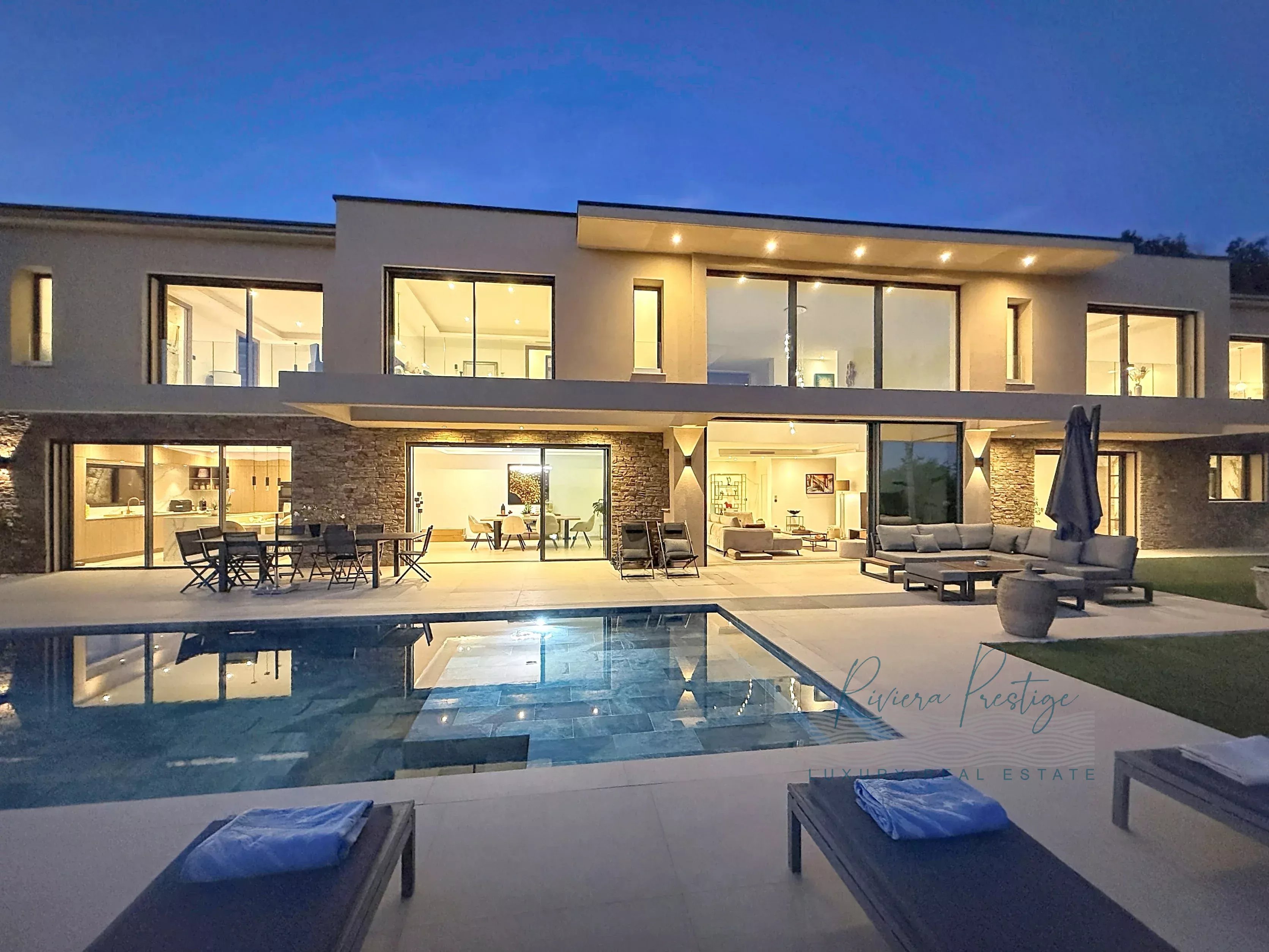 OPIO: Contemporaine dans domaine privé avec vue sur le golf et le vieux village