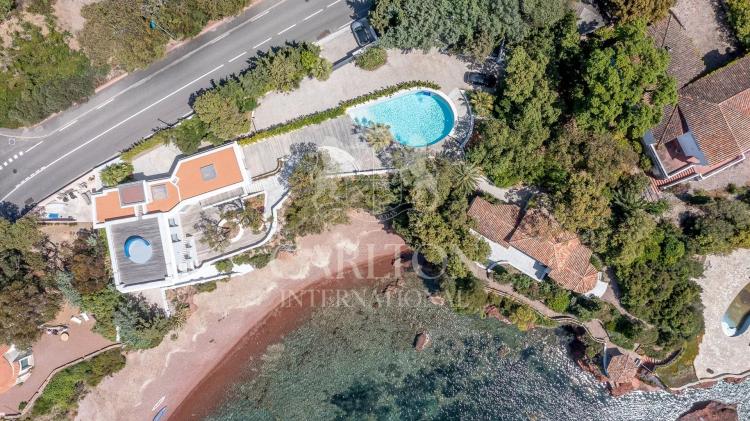 Propriété d'exception offrant deux accès privés à la mer méditerannée