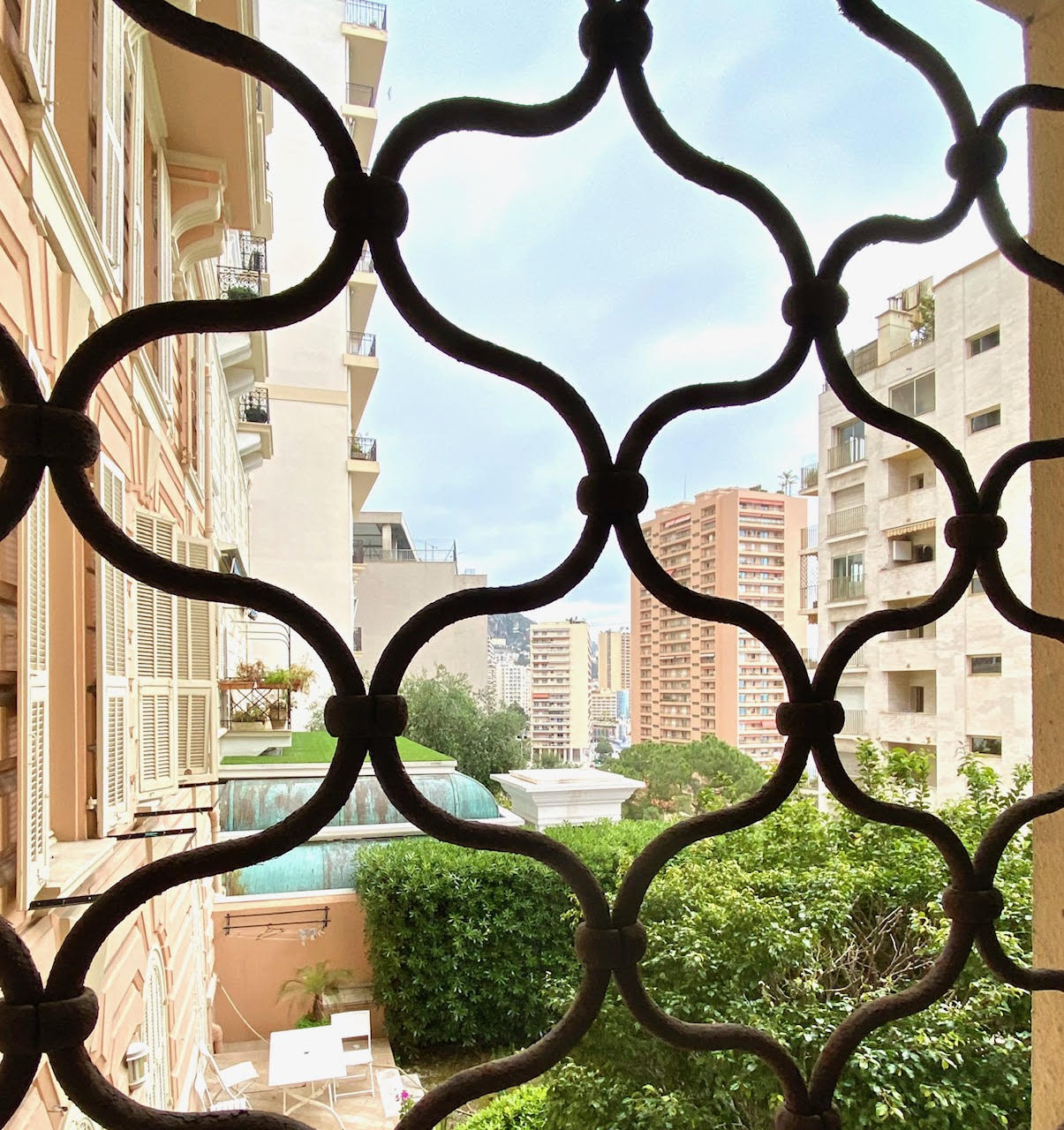 Boulevard des Moulins – Charmant deux-pièces avec balcon – Usage mixte