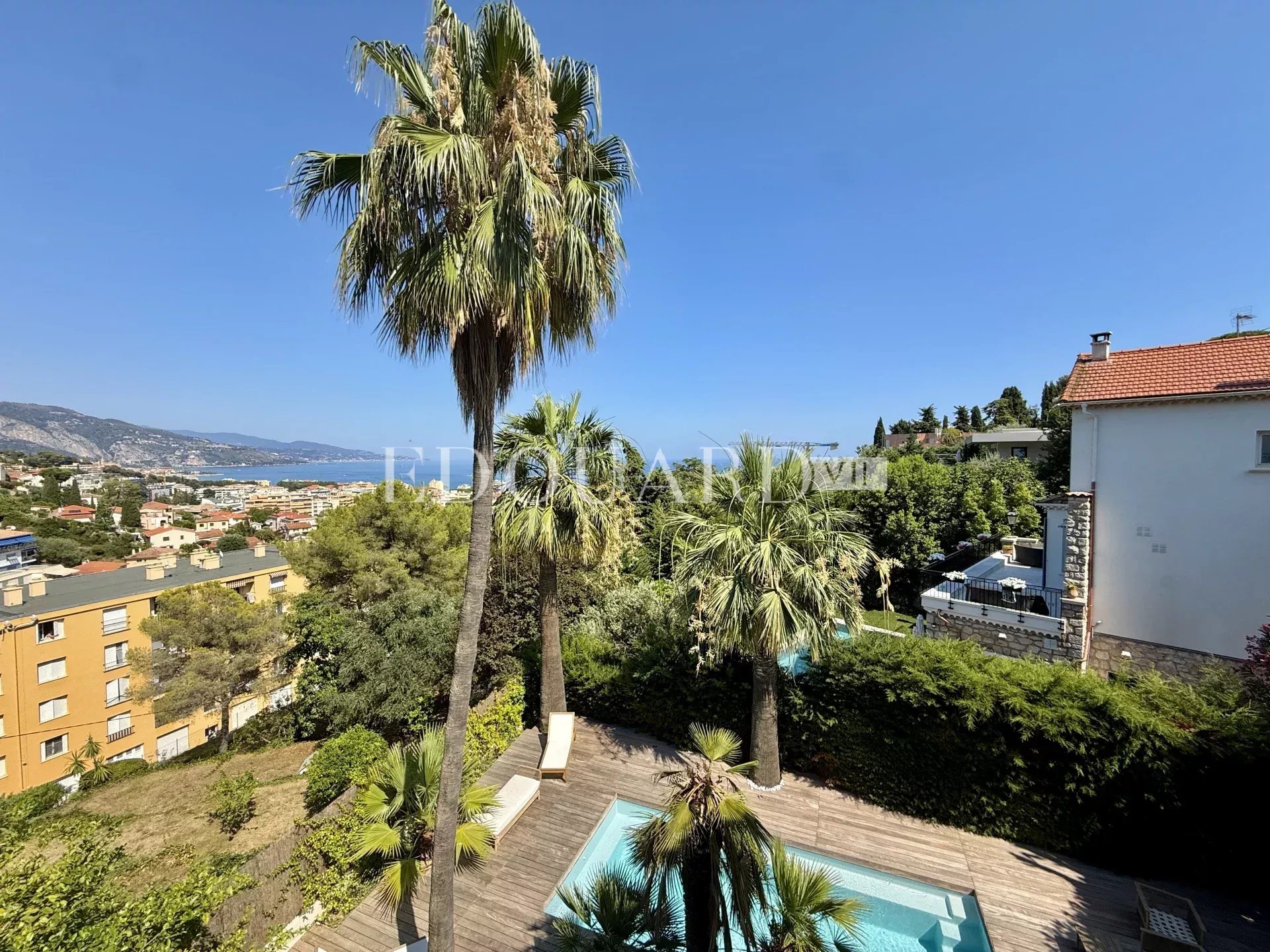 Superbe villa contemporaine avec piscine, une oasis de lumière au cœur de Roquebrune Cap Martin