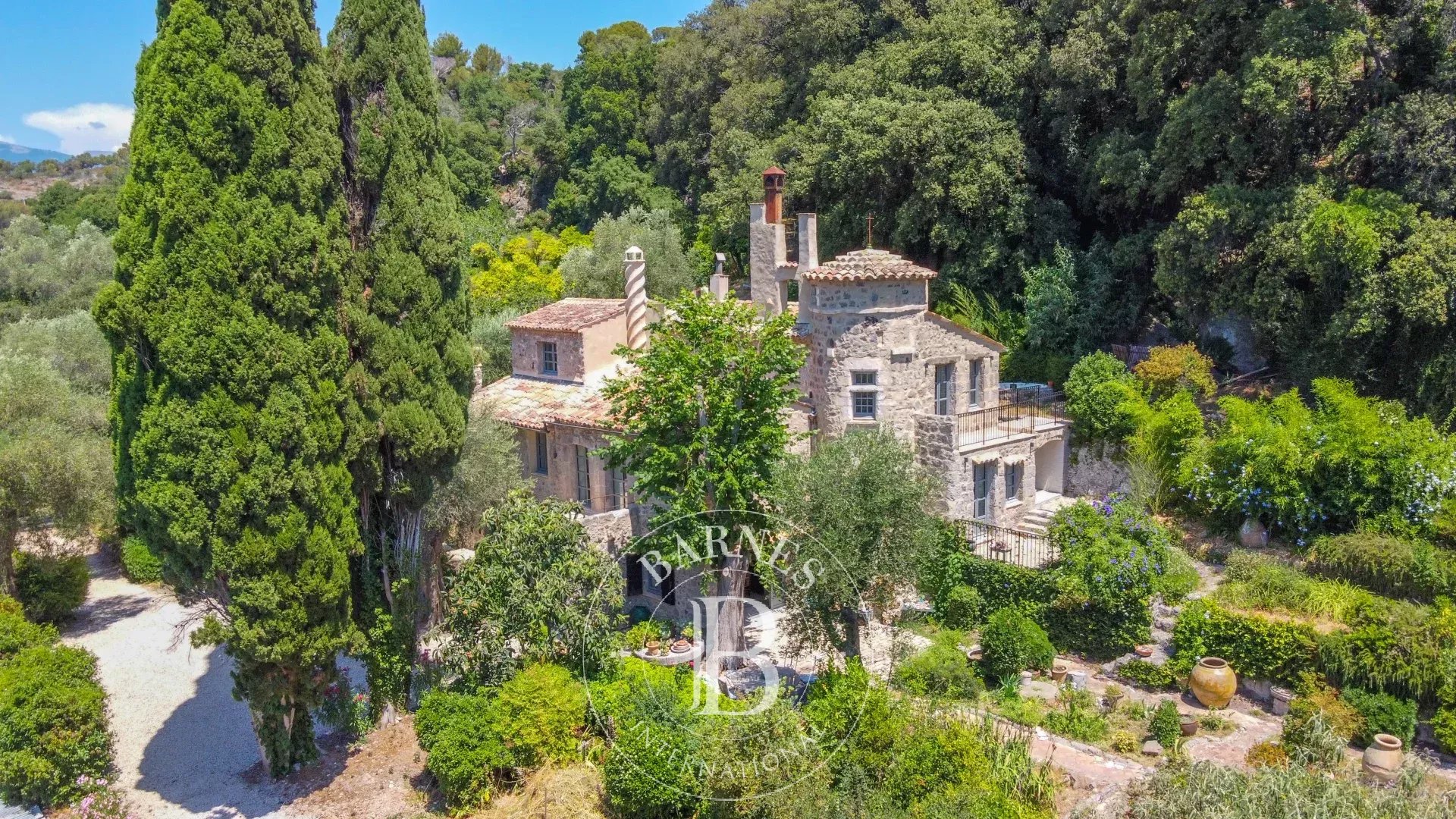 BIOT - Propriété de caractère avec chapelle sur plus de 2 hectares