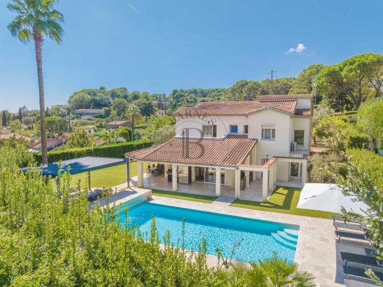 MOUGINS - VILLA DANS UN DOMAINE PRIVE - A PIEDS DES COMMODITES