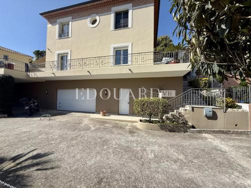 Maison d’exception à vendre avec piscine chauffée, vaste terrasse et belle vue mer panoramique