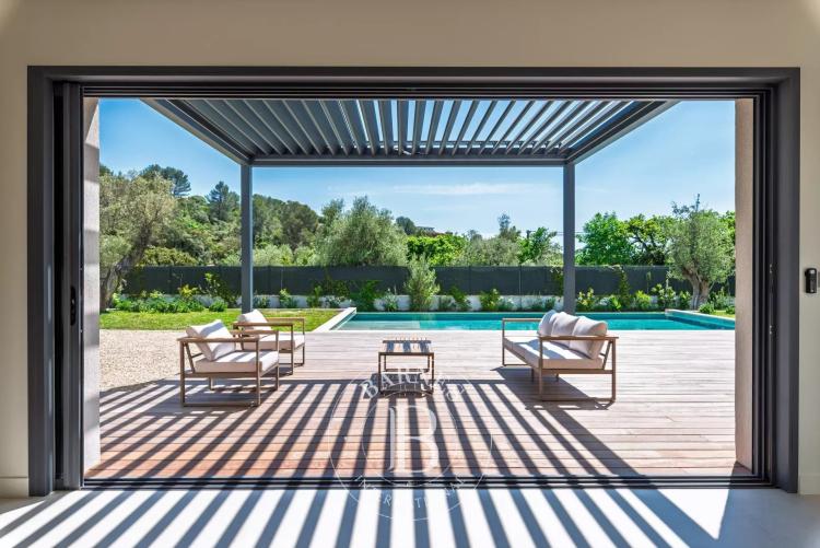 Roquefort-les-Pins - Quartier résidentiel très prisé au calme - Villa contemporaine neuve aux finitions haut de gamme