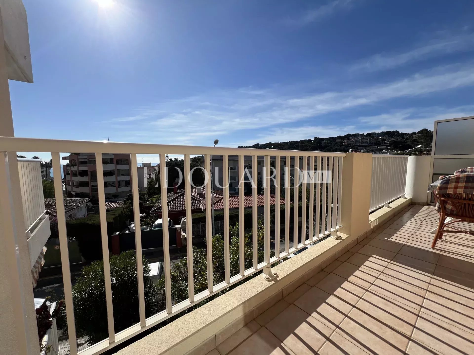 En exclusivité deux pièces en dernier étage avec spacieuse terrasse, cave et parking, à quelques pas des plages