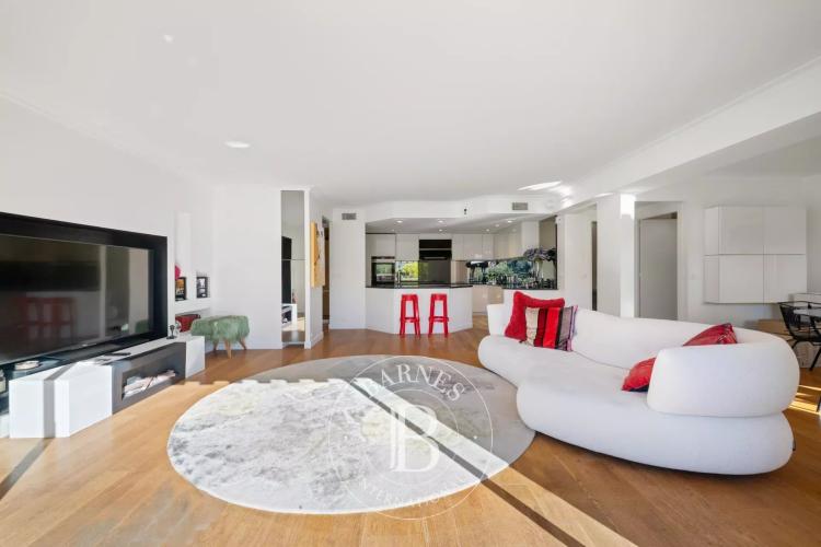VILLEFRANCHE-SUR-MER — ÉLÉGANT DUPLEX AVEC VUE PANORAMIQUE DÉGAGÉE