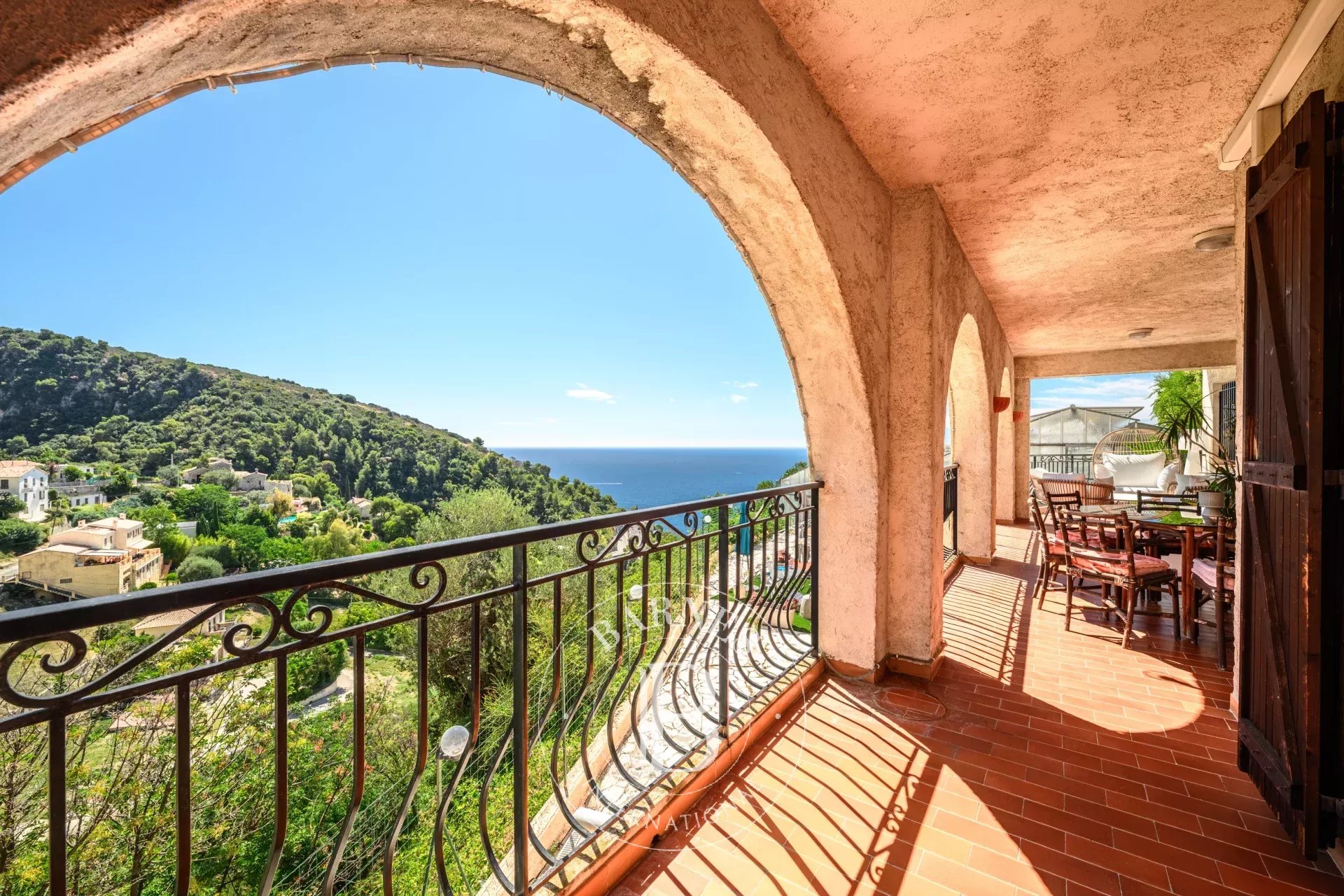 SAINT-LAURENT-D’ÈZE – ÉLÉGANT 4 PIÈCES AVEC VASTE TERRASSE ET VUE MER PANORAMIQUE