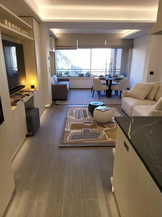 Un appartement luxueusement rénové avec vue sur port de Fontvielle