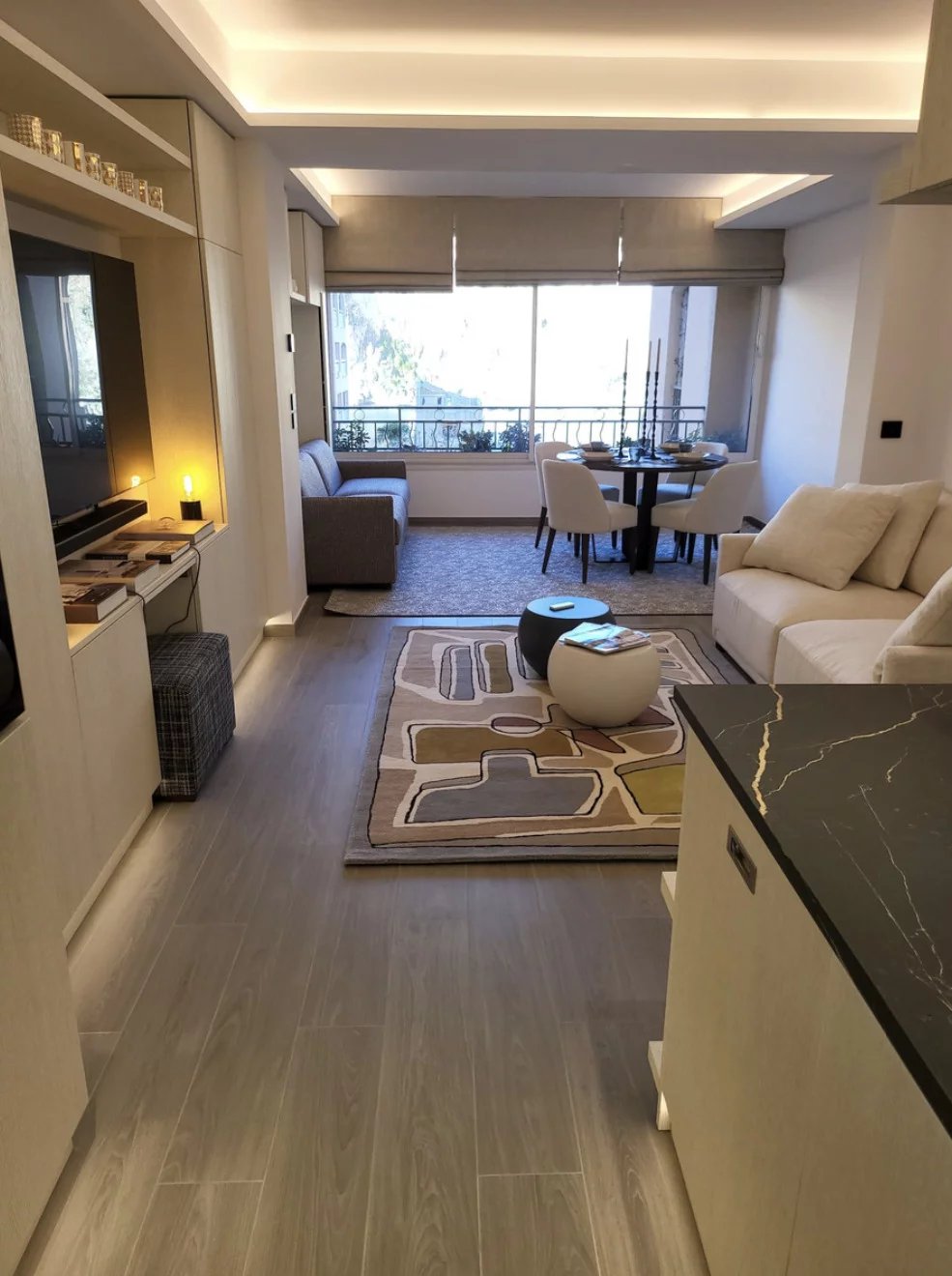 Un appartement luxueusement rénové avec vue sur port de Fontvielle